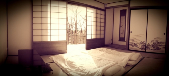 Chambre style ryokan en France avec futons, tatamis ,shojis et fusumas