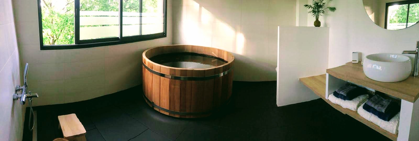 Ofuro (bain) en bois, taouret et seau en hinoki (cèdre japonais), douchette, prêt(e) pour le rituel du bain japonais ?