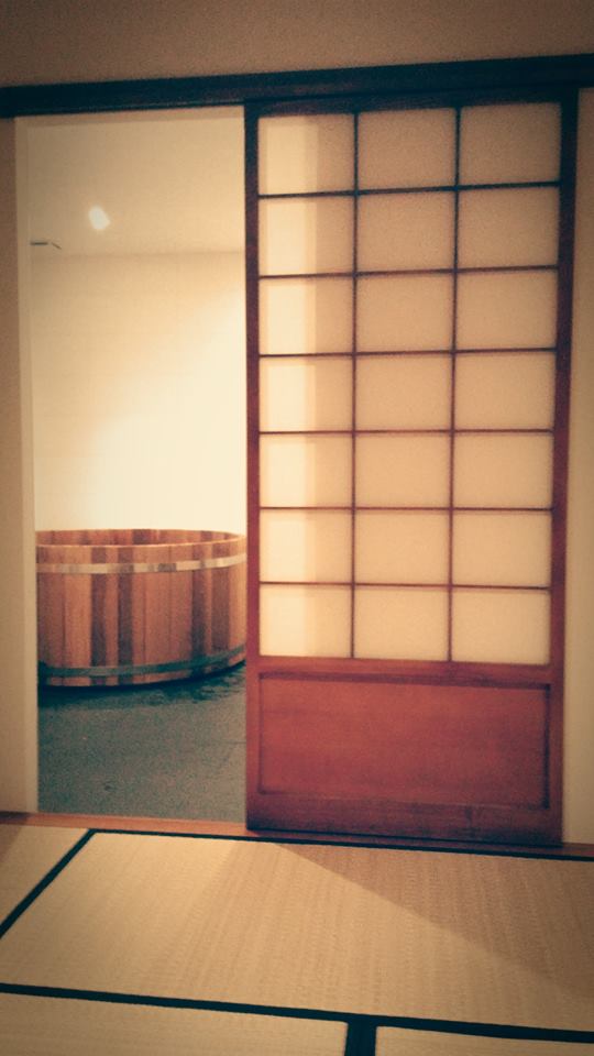 Vue sur l'ofuro depuis la chambre traditionnelle japonaise